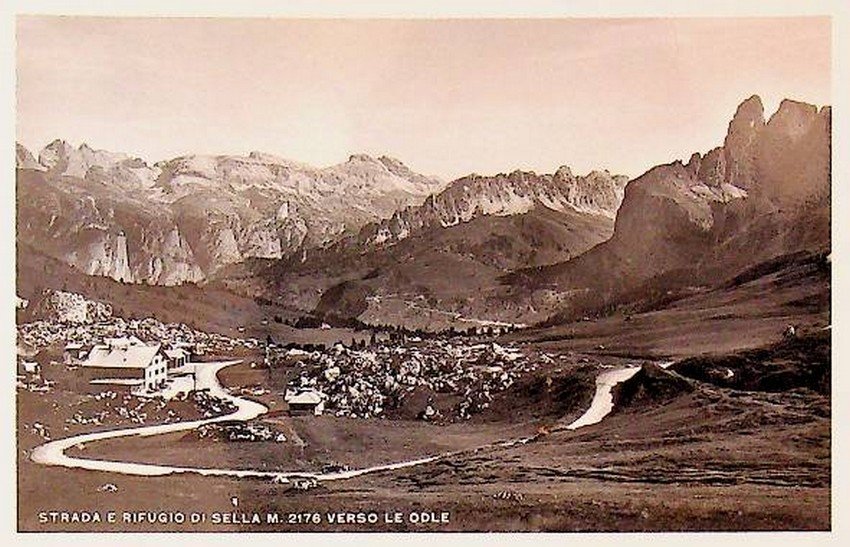 Strada e rifugio di Sella m. 2176 verso le Odle.