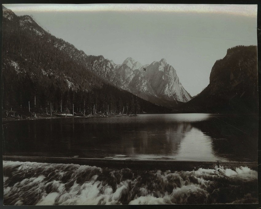 Toblacher See. Lago di Dobbiaco.