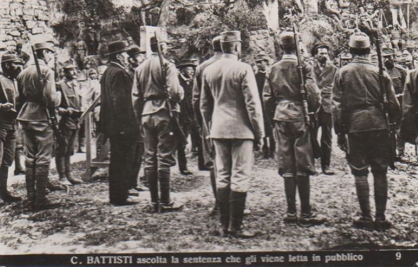 Trento - C. Battisti ascolta la sentenza che gli viene …