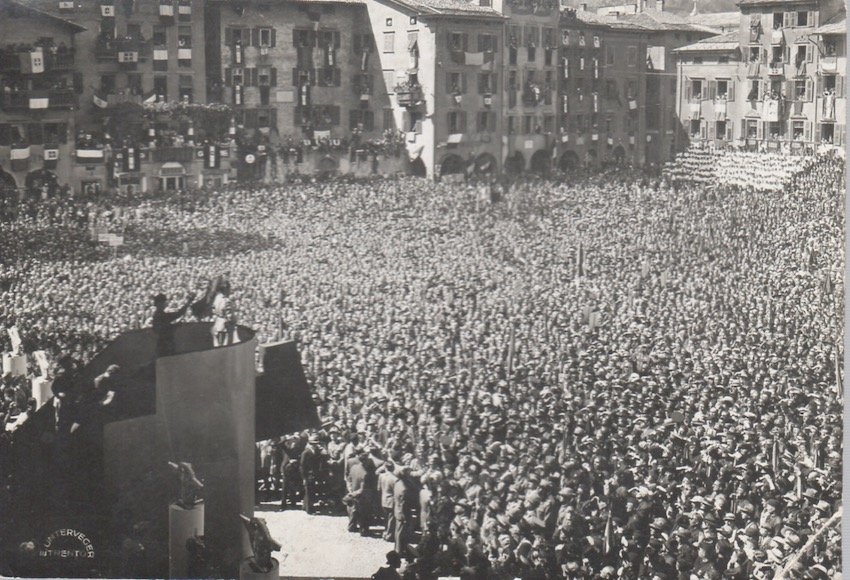 Trento - Discorso di Mussolini in piazza Duomo tenutosi il …