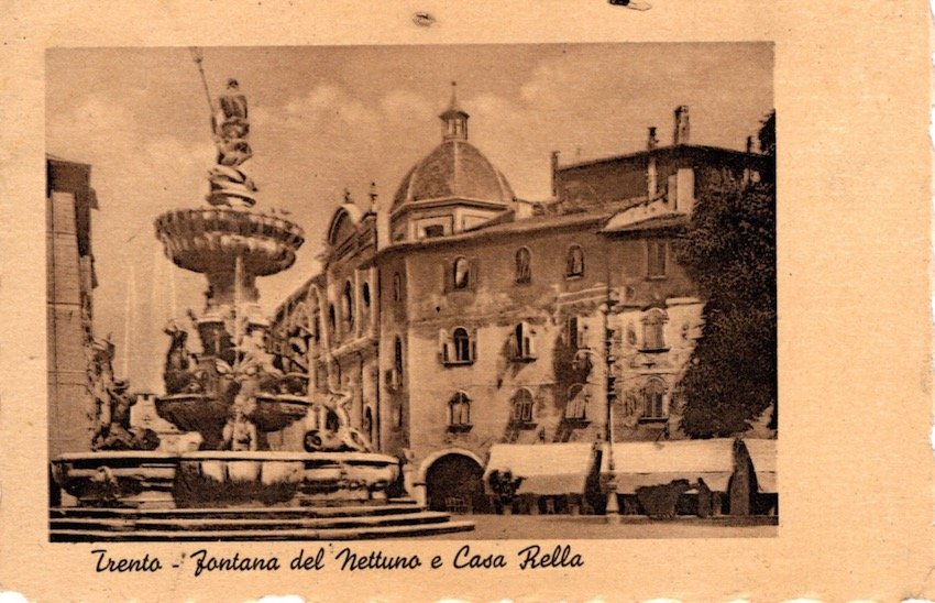 Trento - Fontana del Nettuno e Casa Rella.