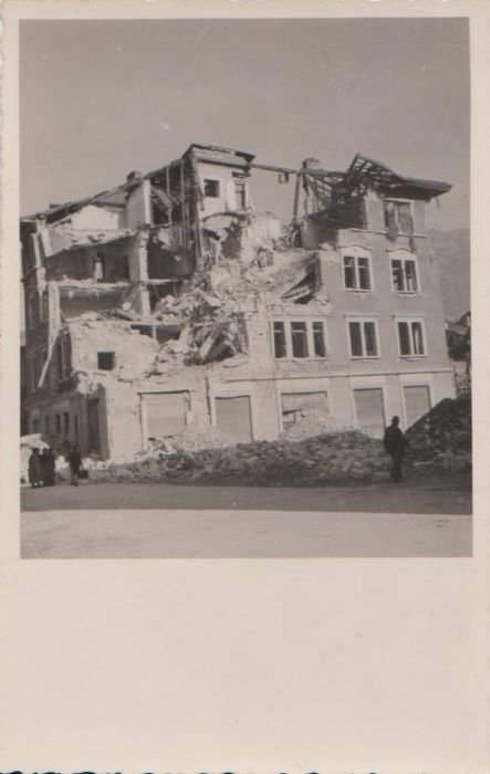Trento - Il palazzo della cassa malati colpita col bombardamento …