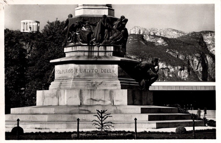 Trento - Monumento a Dante e Monumento a C. Battisti.