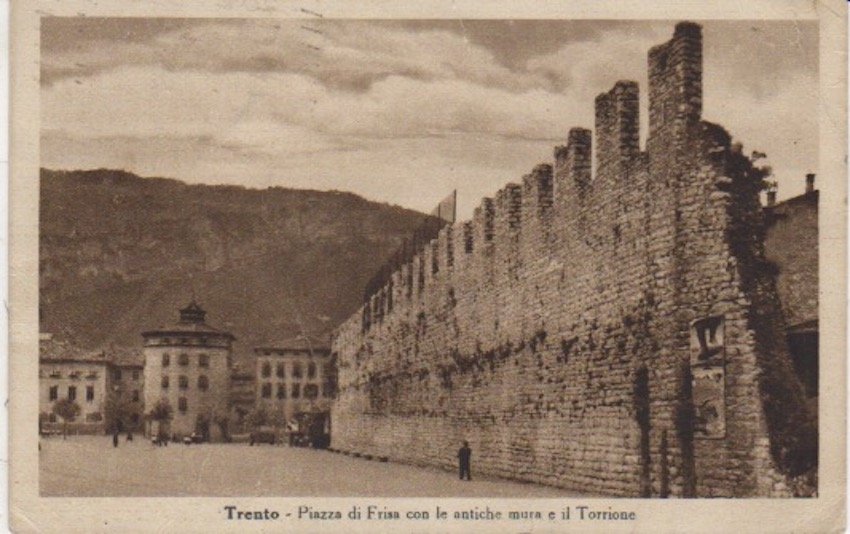 Trento - Piazza di Fiera con le antiche mura e …