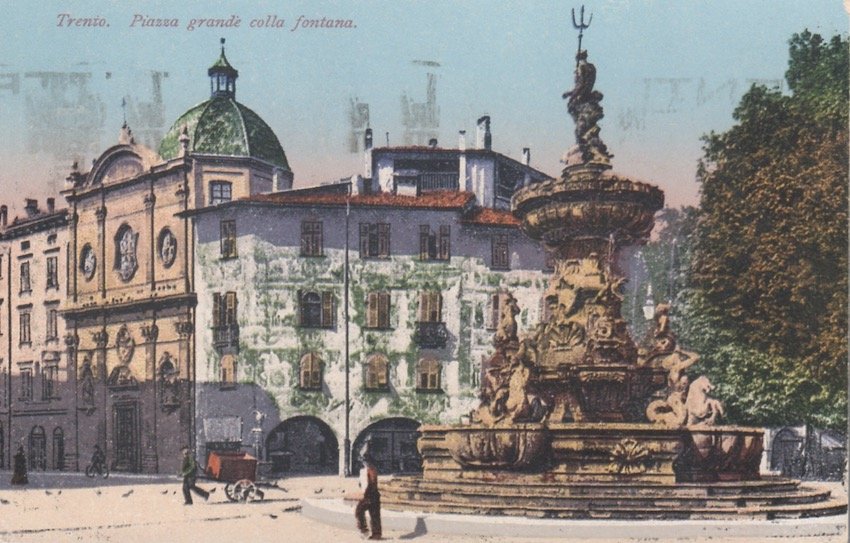 Trento - Piazza Grande colla fontana.