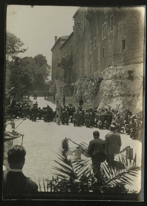 Trento. Gruppo di militari al Castello del Buon Consiglio.