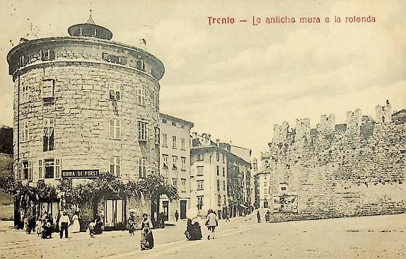 Trento. Le antiche mura e la rotonda.