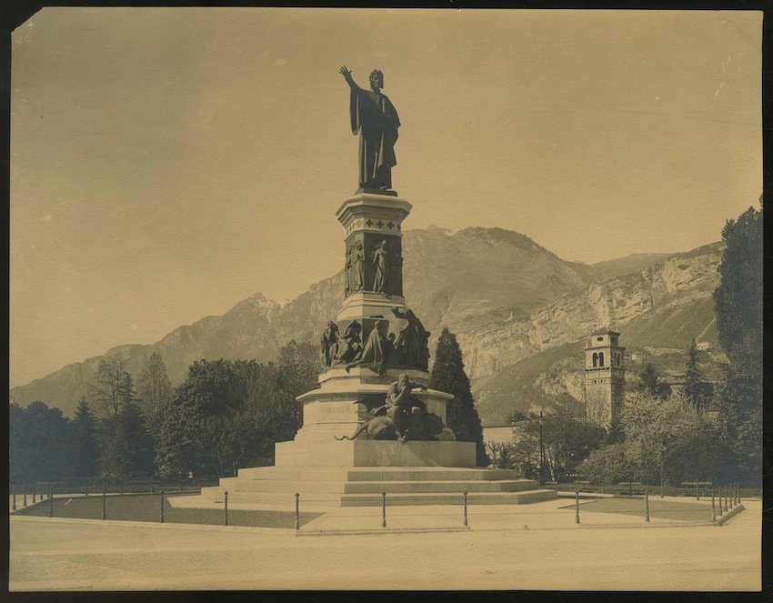 Trento. Monumento a Dante Alighieri.