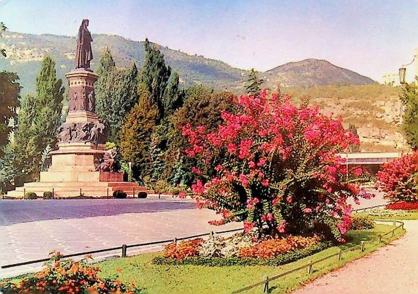 Trento, piazza Dante col Monumento, stazione ferroviaria ed il Monumento …