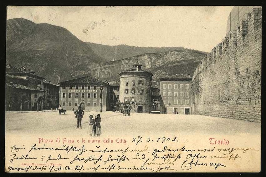 Trento. Piazza di Fiera e le murra della città.