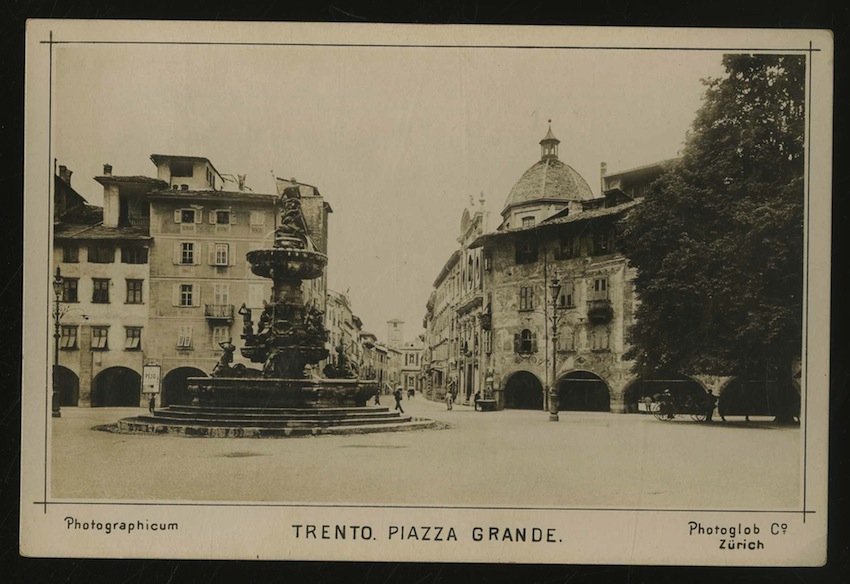Trento. Piazza Grande. (Piazza Duomo).