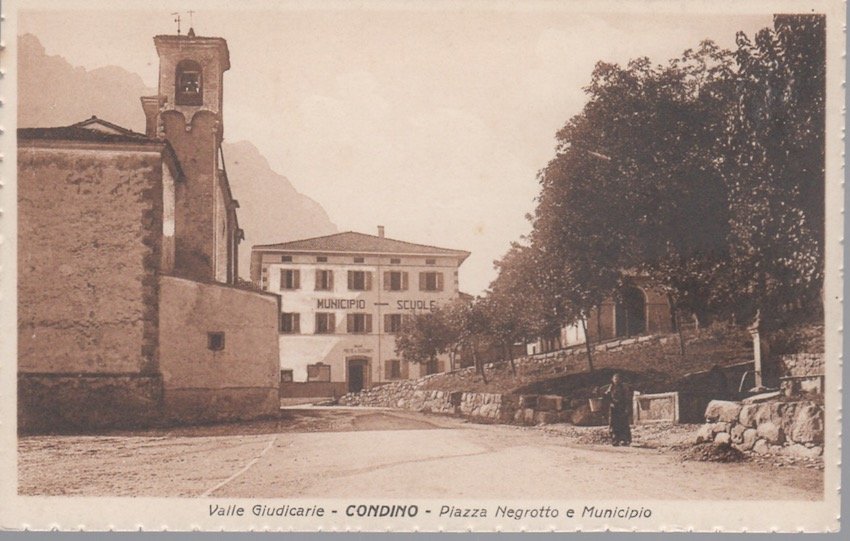 Valle Giudicarie - Condino - Piazza Negrotto e Municipio.