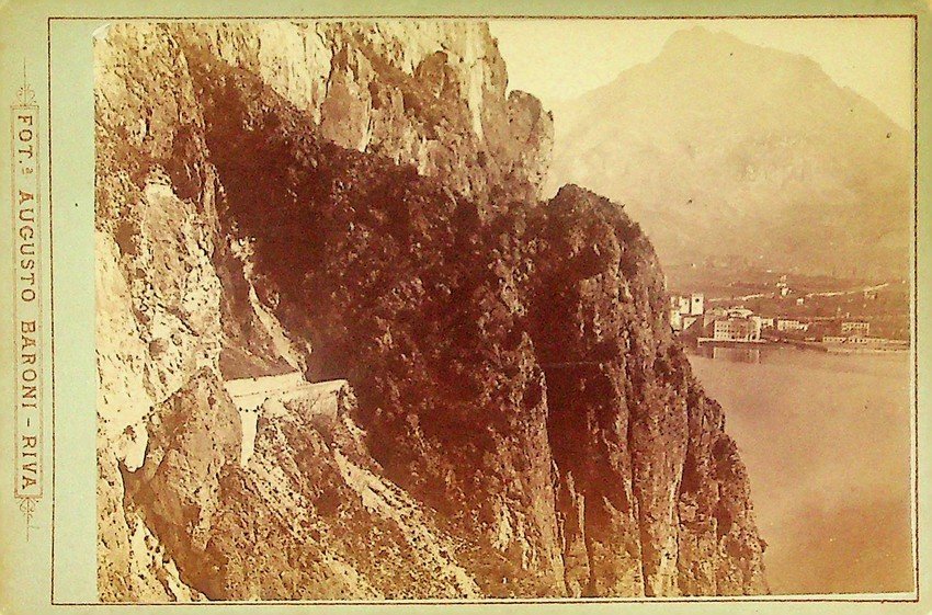 Veduta di Riva del Garda dalla strada del Ponale.