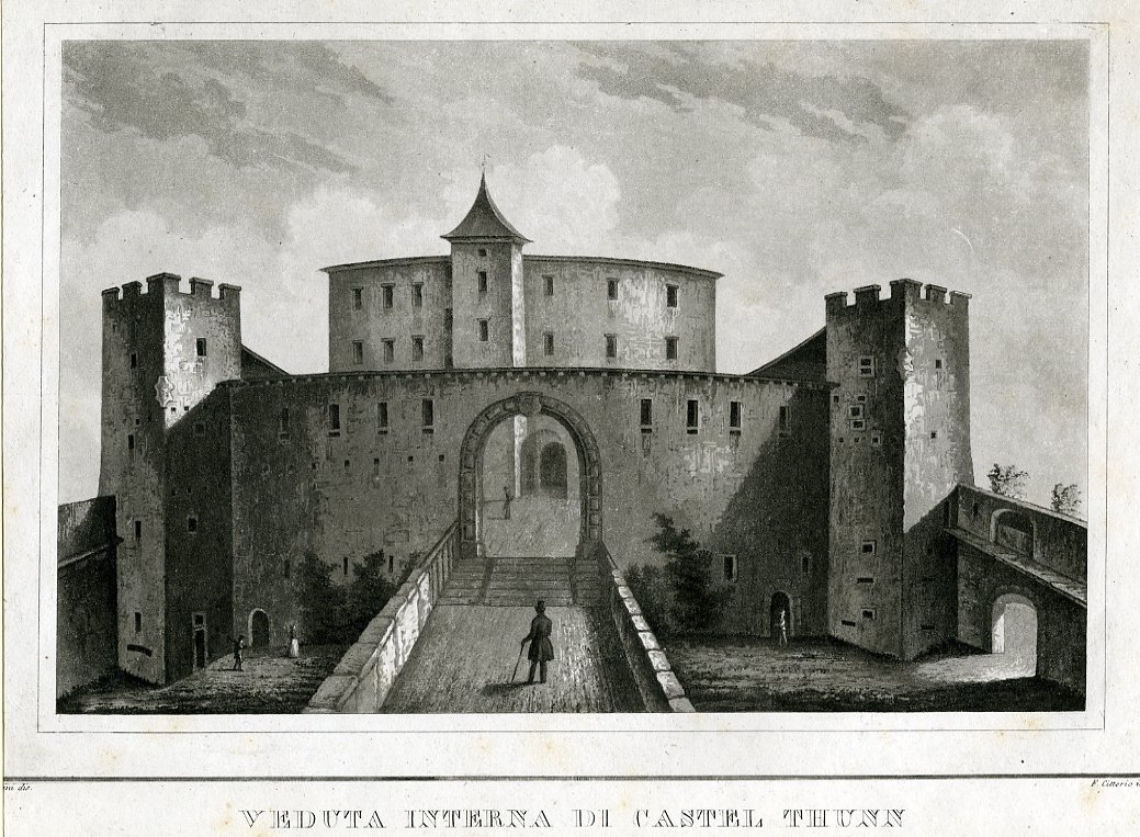 Veduta interna di castel Thunn.