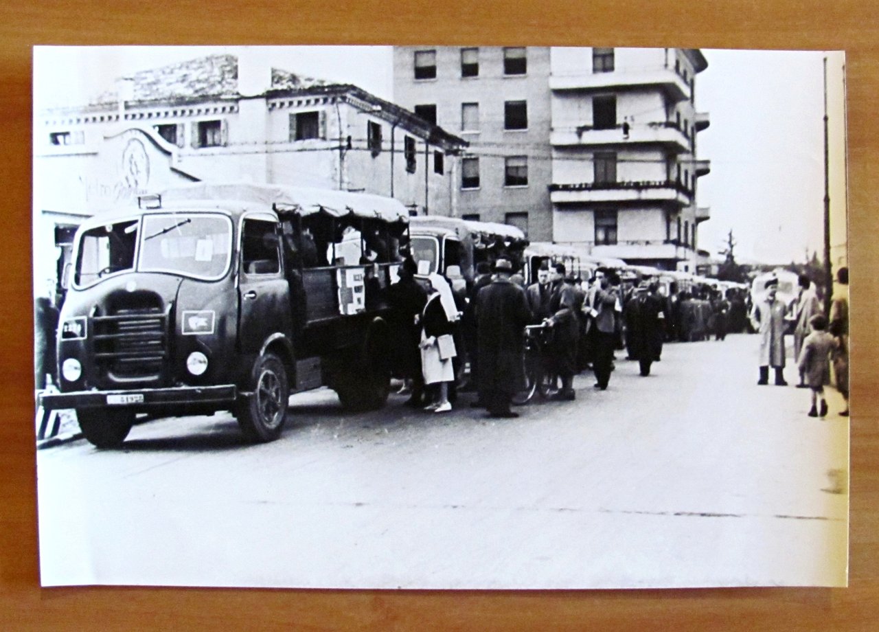 FOTO C.R.I. - CROCE ROSSA ITALIANA anni '40 Convoglio aiuti …