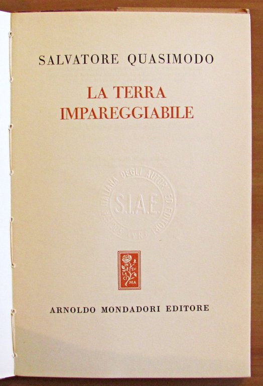 LA TERRA IMPAREGGIABILE - Collana I POETI DELLO SPECCHIO