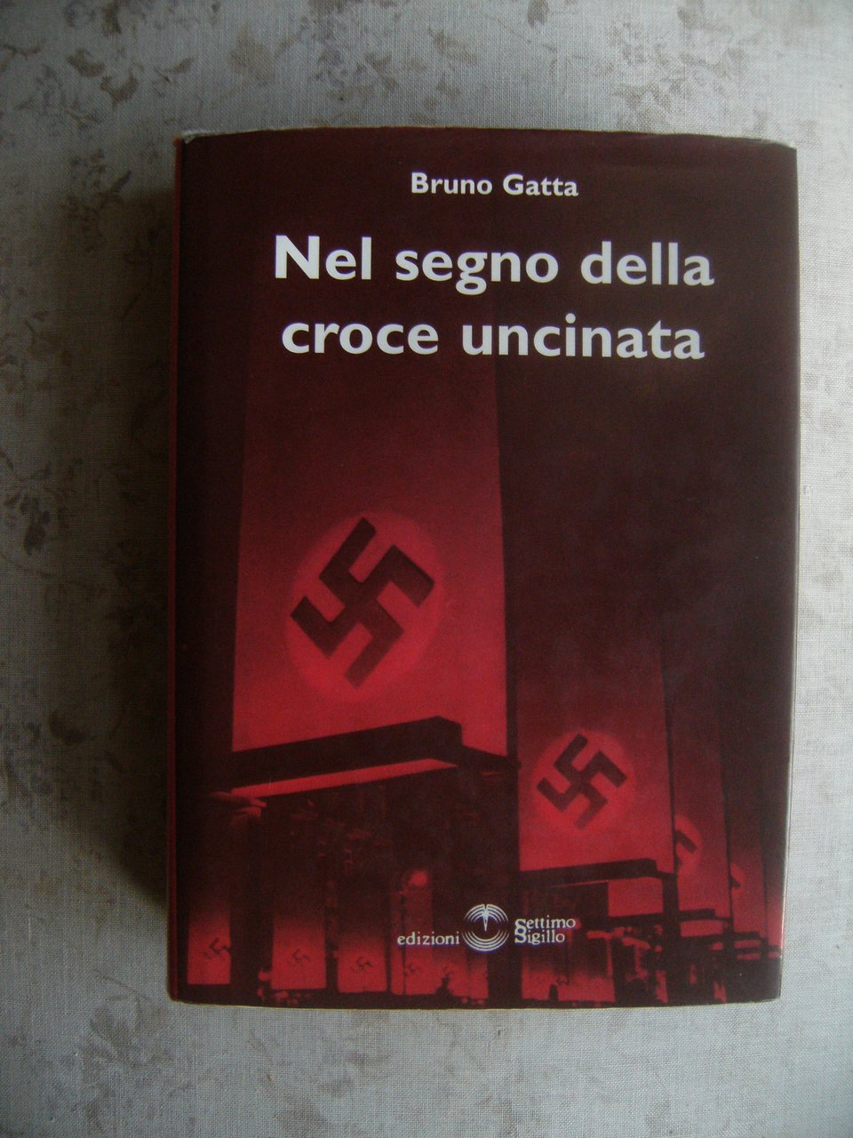 NEL SEGNO DELLA CROCE UNCINATA