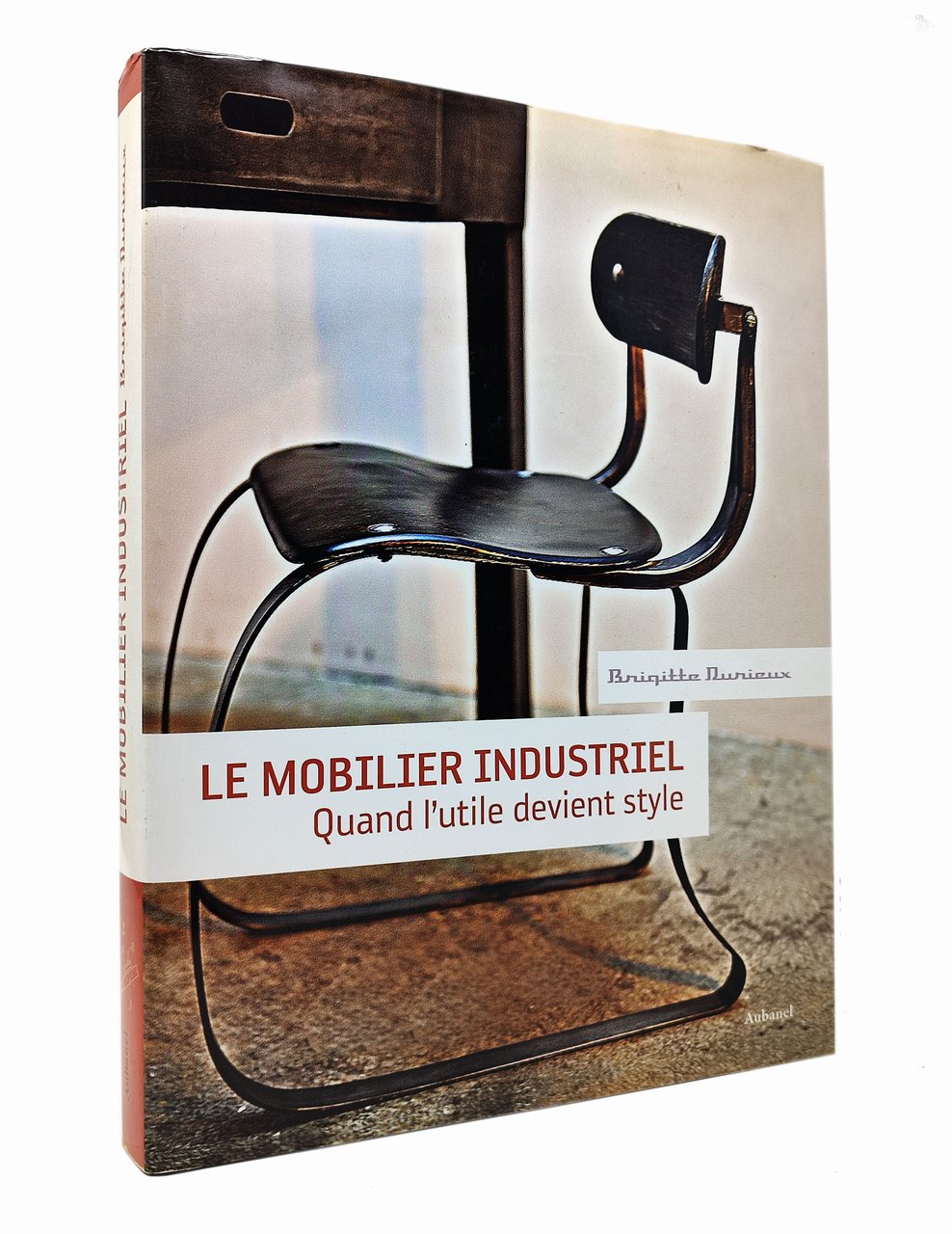 LE MOBILIER INDUSTRIEL. Quand l'utile devient style