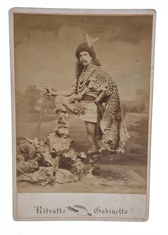 TRE FOTOGRAFIE CON CURIOSO SOGGETTO IN MASCHERA