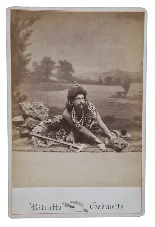 TRE FOTOGRAFIE CON CURIOSO SOGGETTO IN MASCHERA