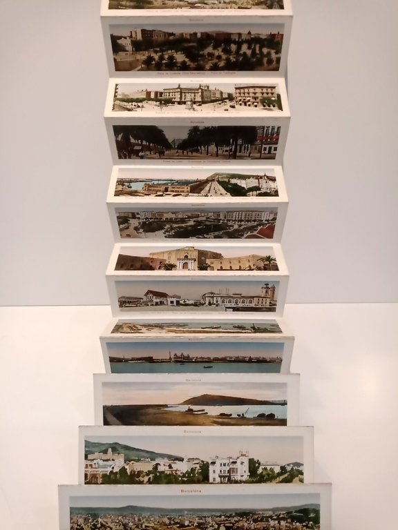 Barcelona. 42 Vistas panorámicas. [Album desplegable conteniendo 42 tarjetas postales]