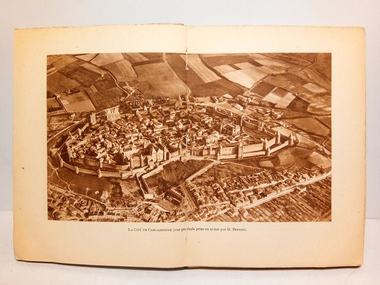 Carcassonne: Sa cité, sa couronne / Couverture de Germaine Caussignac