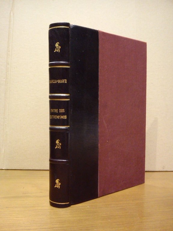 Entre dos extremismos: Crisis del Estado; Libertad; Democracia; Disciplina colectiva; El pueblo y la opinión; En torno a la revolución; Economía y Política; La república española; Varios. Ideología política. (Ensayos)