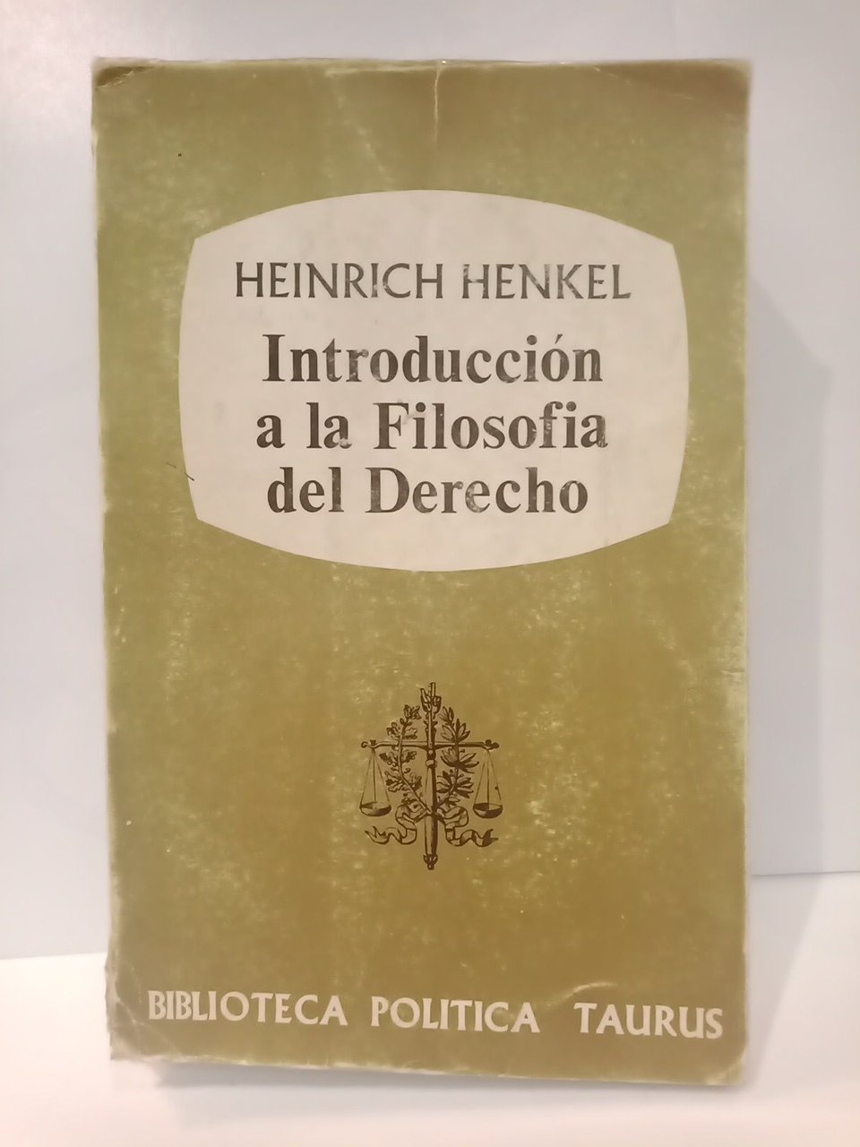 Introducción a la filosofía del Derecho: Fundamentos del Derecho / …