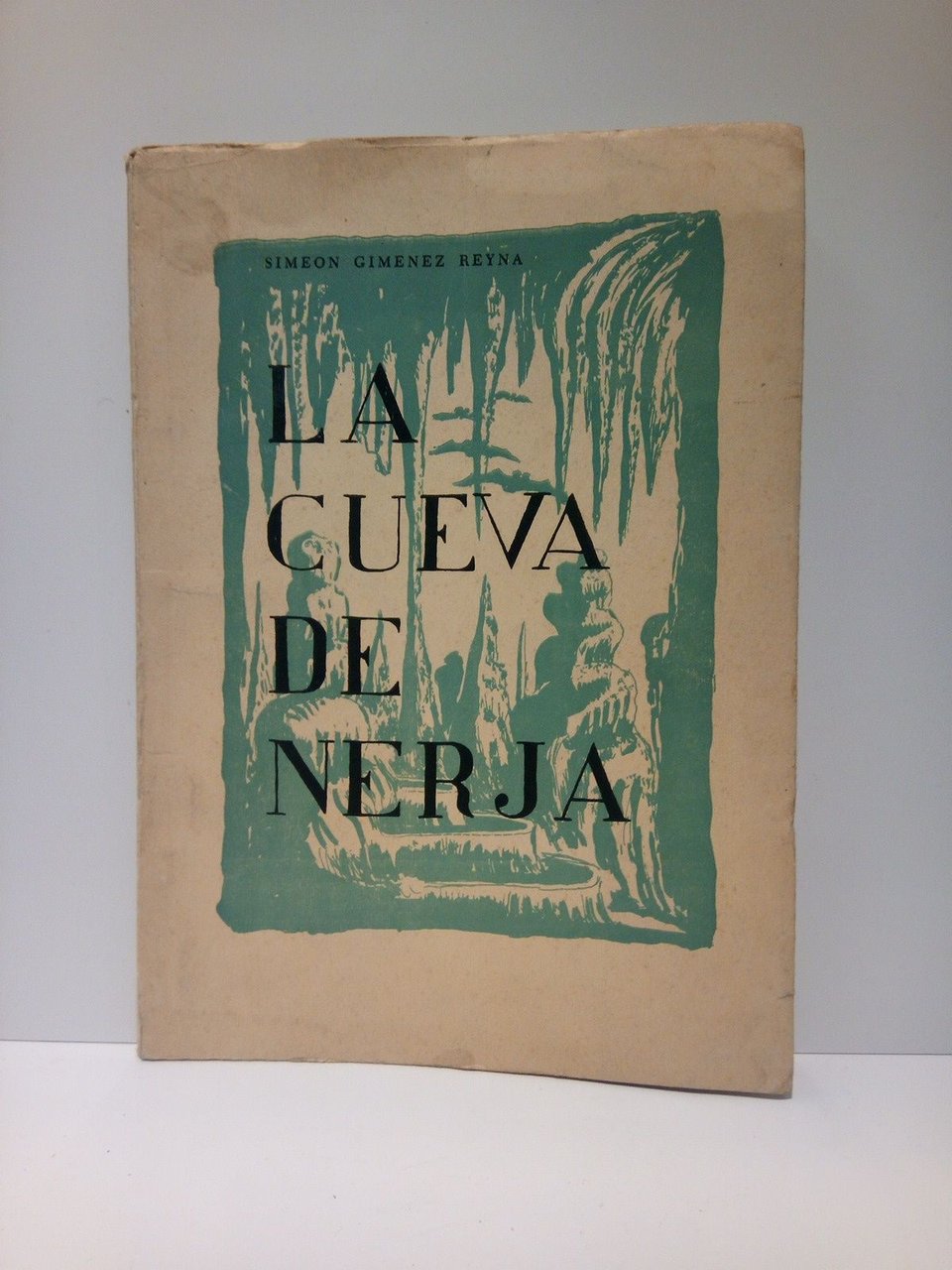 La cueva de Nerja / Excavaciones Manuel Pellicer; fotografías Eduardo …