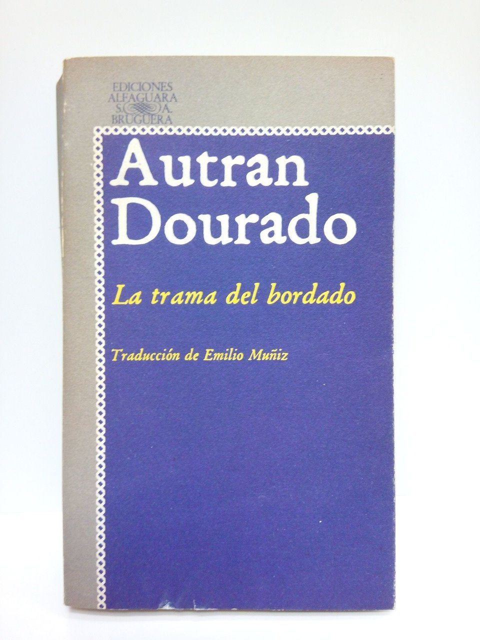 La trama del bordado / Traduc. de Emilio Muñiz