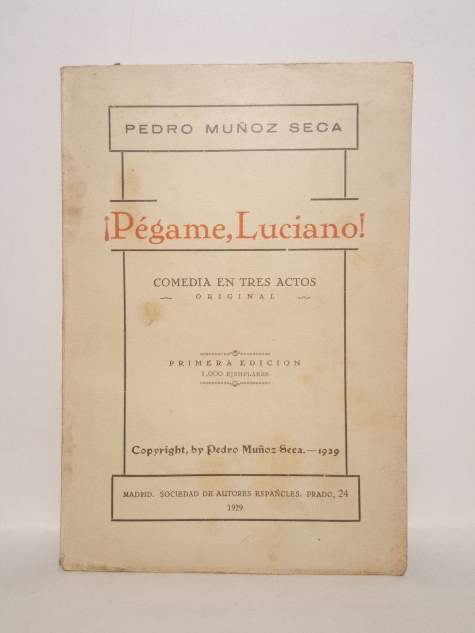 ¡Pégame, Luciano!. (Comedia en tres actos. Estrenada en el Teatro …