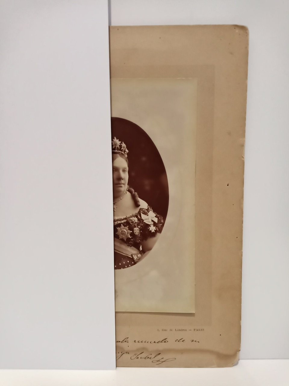 Retrato Fotográfico de S.M. la Reina Isabel II de busto …
