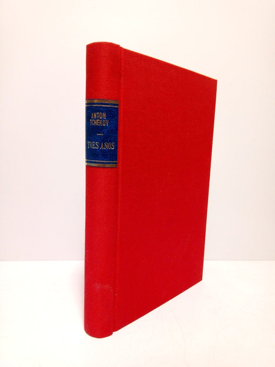 Tres años / Versión española de Antonio F. Escobés | Immagine principale