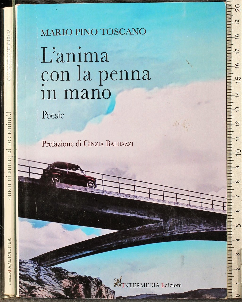L'anima con la penna in mano | Immagine principale
