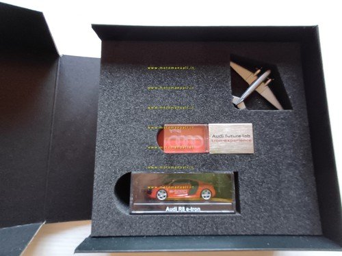 AUDI R8 e-tron 2015 gadget cartella stampa originale