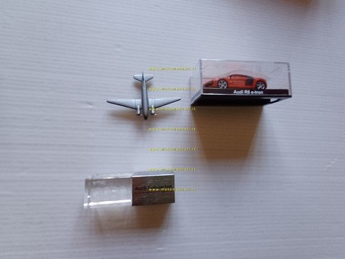 AUDI R8 e-tron 2015 gadget cartella stampa originale