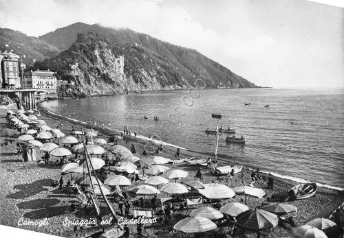 Camogli Spiaggia e Castellaro animata barche | Immagine principale