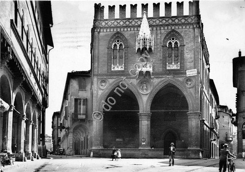 Cartolina - Bologna Palazzo Mercanzia animata 1949 | Immagine principale