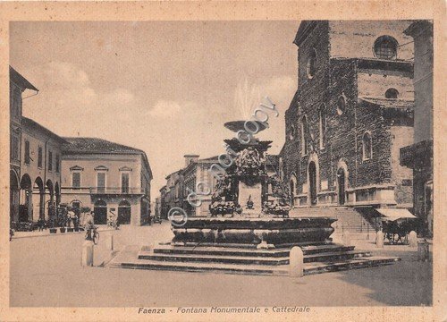 Cartolina - Faenza Fontana e Cattedrale