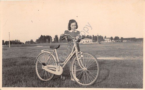 Cartolina - Fotografia - Bicicletta - Bambina con bicicletta - … | Immagine principale