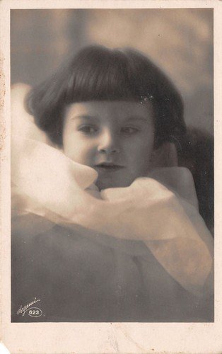 Cartolina - Postcard - Bambina - abito bianco - Degami | Immagine principale