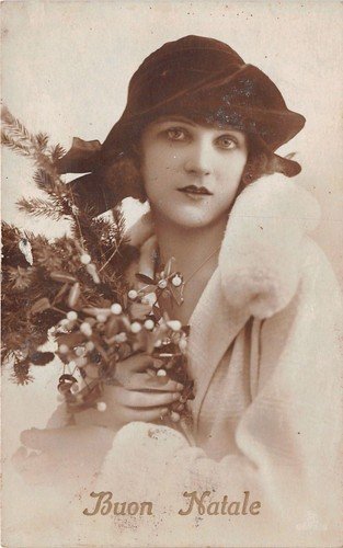 Cartolina - Postcard - Buon Natale - donna vestita di …