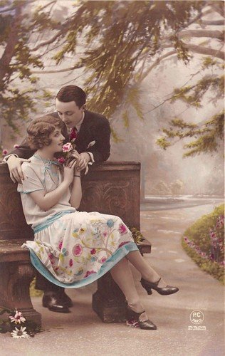 Cartolina - Postcard - Coppia di innamorati seduta su panchina | Immagine principale