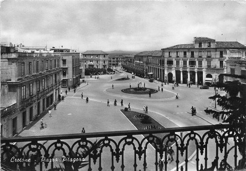 Cartolina - Postcard - Crotone - Piazza Pitagora - 1960