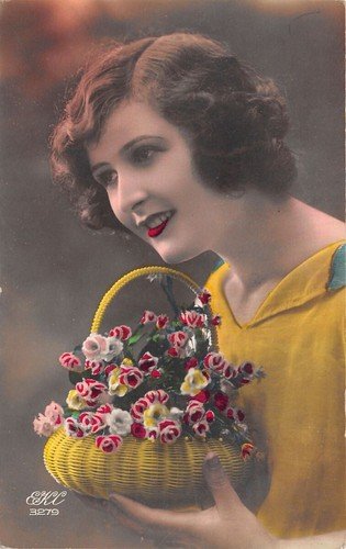 Cartolina - Postcard - Donna - cestino di fiori