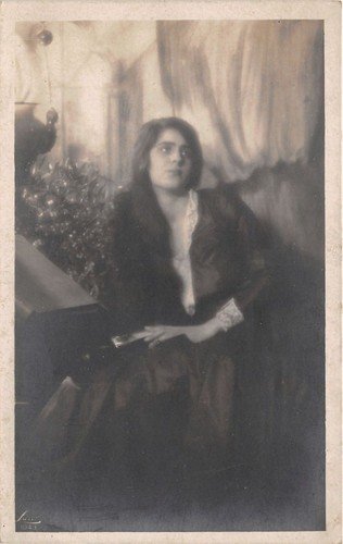 Cartolina - Postcard - Donna - seduta - Bromo Grafica