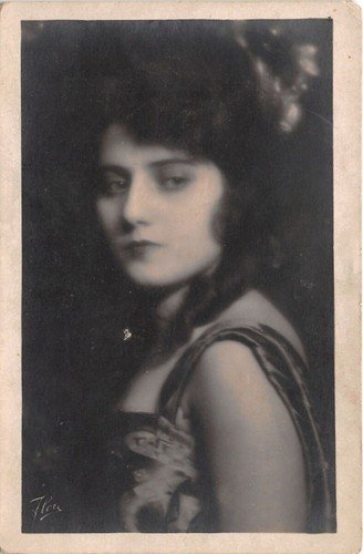 Cartolina - Postcard - Donna - volto a tre quarti …