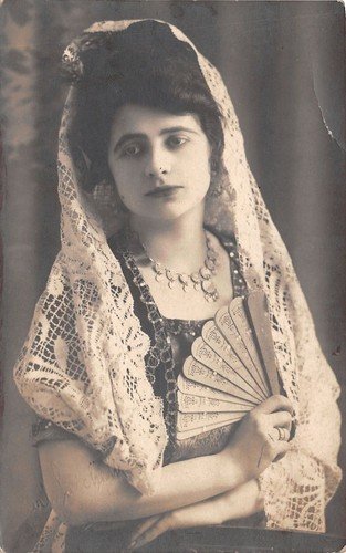Cartolina - Postcard - Donna con mantiglia - ventaglio