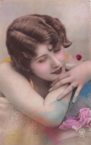 Cartolina - Postcard - Donna pensierosa davanti alle rose