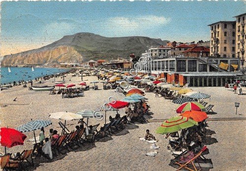 Cartolina - Postcard - Finale Ligure spiaggia animata anni '50